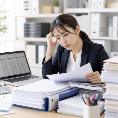 書類を受け渡す担当者たち